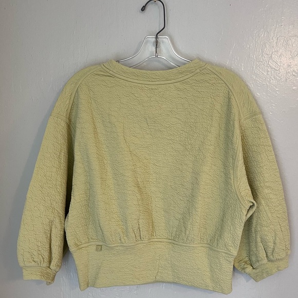 Lululemon Chartreuse Pullover Relaxed Sleeve Top Size 2 - Picture 2 of 4